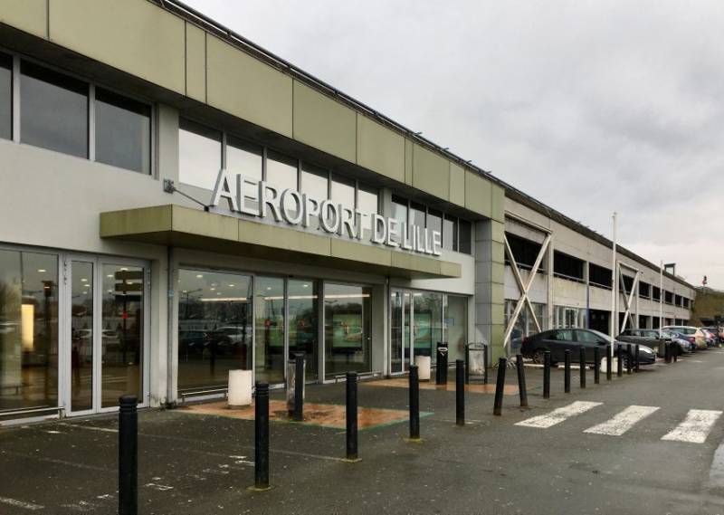 Comment contacter un Taxi pour obtenir plus d'informations sur les trajets depuis l'Aéroport de Lille ?
